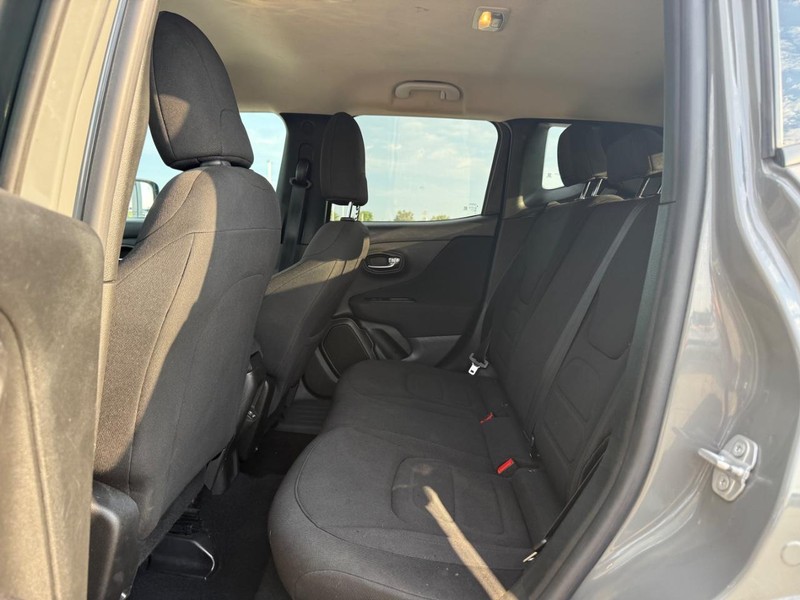 Jeep Renegade Vehicle Full-screen Gallery Image 10