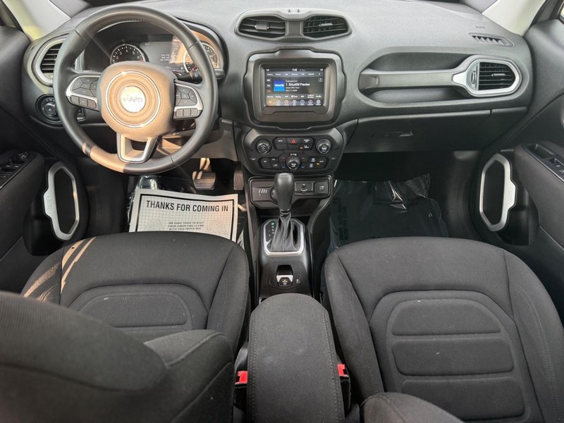 Jeep Renegade Vehicle Full-screen Gallery Image 11