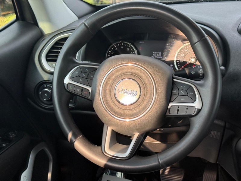 Jeep Renegade Vehicle Full-screen Gallery Image 12