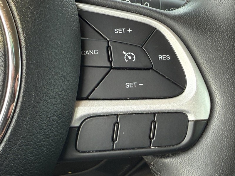 Jeep Renegade Vehicle Full-screen Gallery Image 14