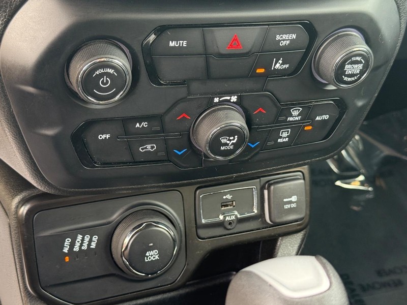 Jeep Renegade Vehicle Full-screen Gallery Image 18