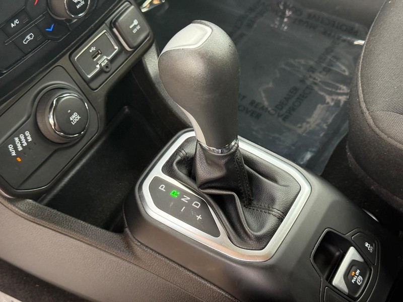 Jeep Renegade Vehicle Full-screen Gallery Image 19