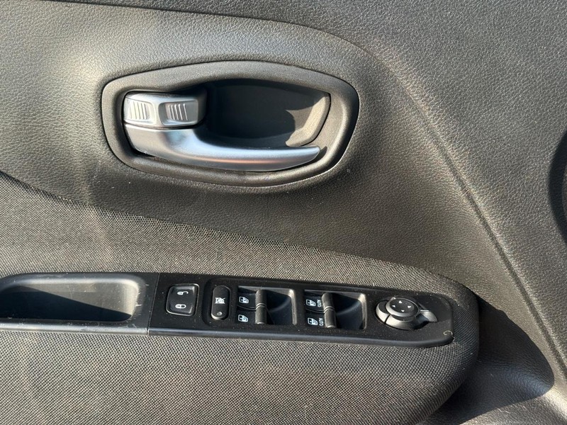 Jeep Renegade Vehicle Full-screen Gallery Image 22