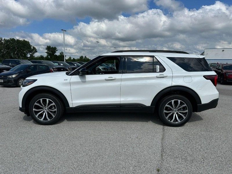 Ford Explorer Vehicle Full-screen Gallery Image 2