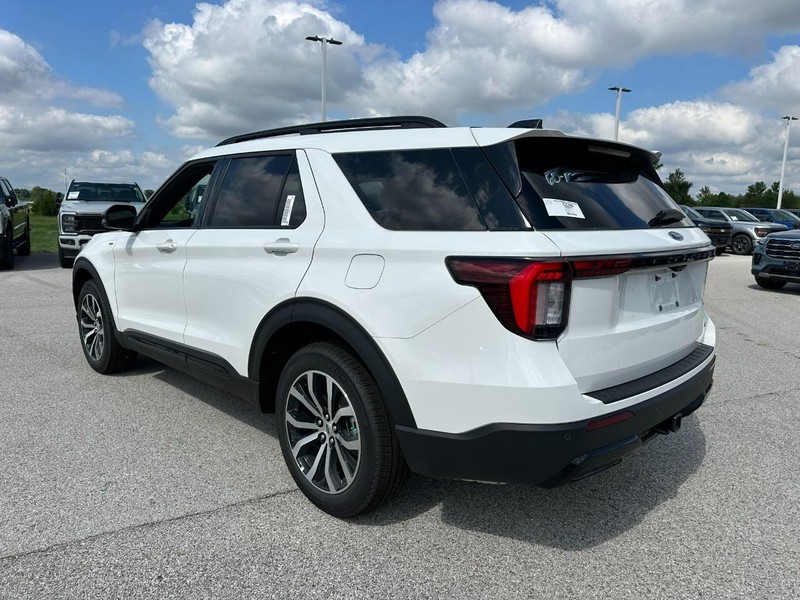 Ford Explorer Vehicle Full-screen Gallery Image 3