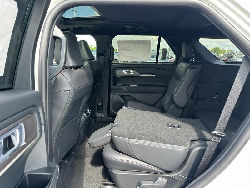 Ford Explorer Vehicle Full-screen Gallery Image 4