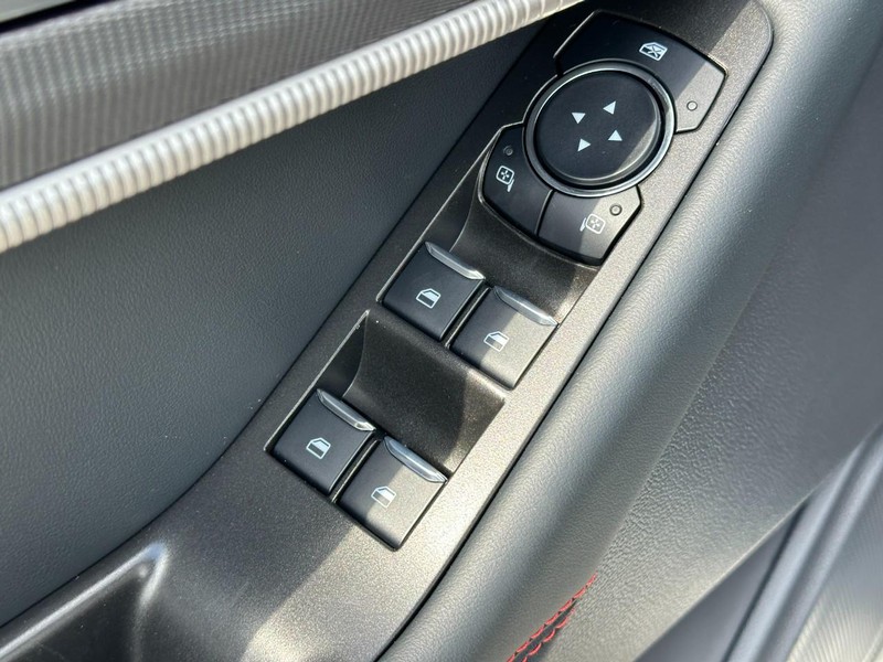 Ford Explorer Vehicle Full-screen Gallery Image 11