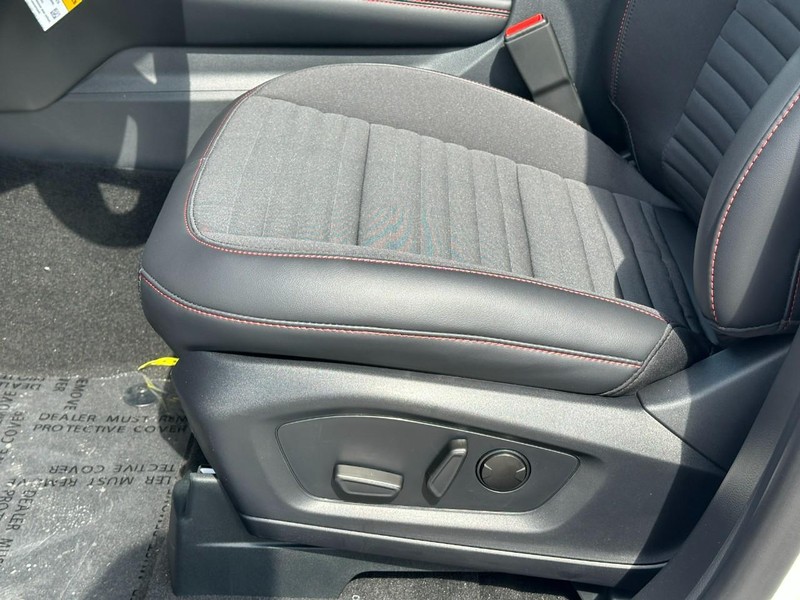 Ford Explorer Vehicle Full-screen Gallery Image 12