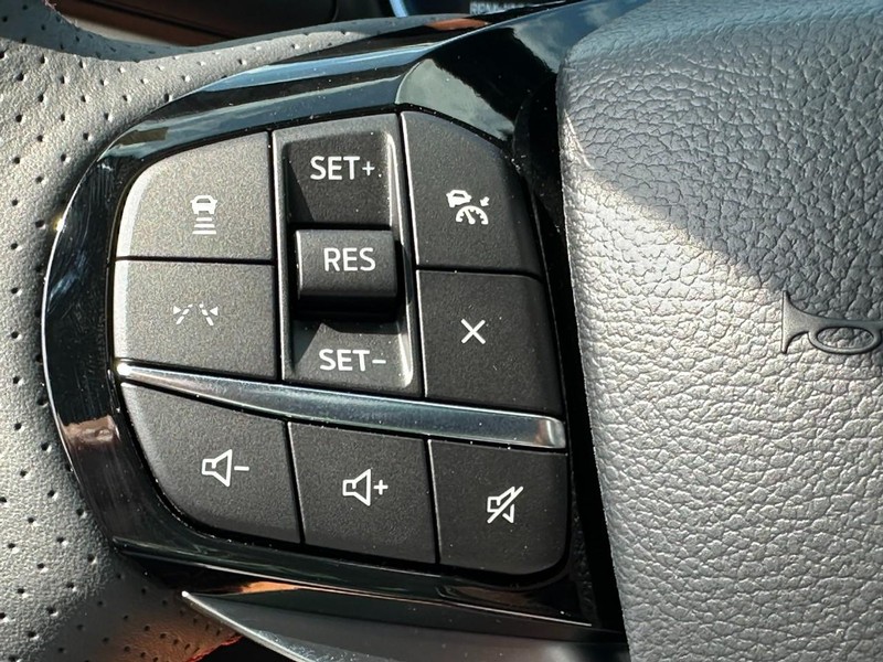 Ford Explorer Vehicle Full-screen Gallery Image 13