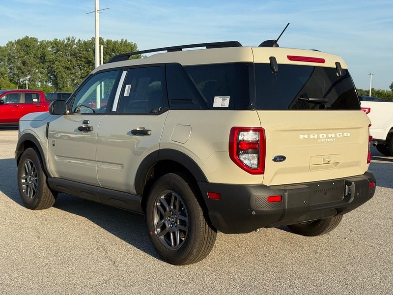 Ford Bronco Sport Vehicle Full-screen Gallery Image 3