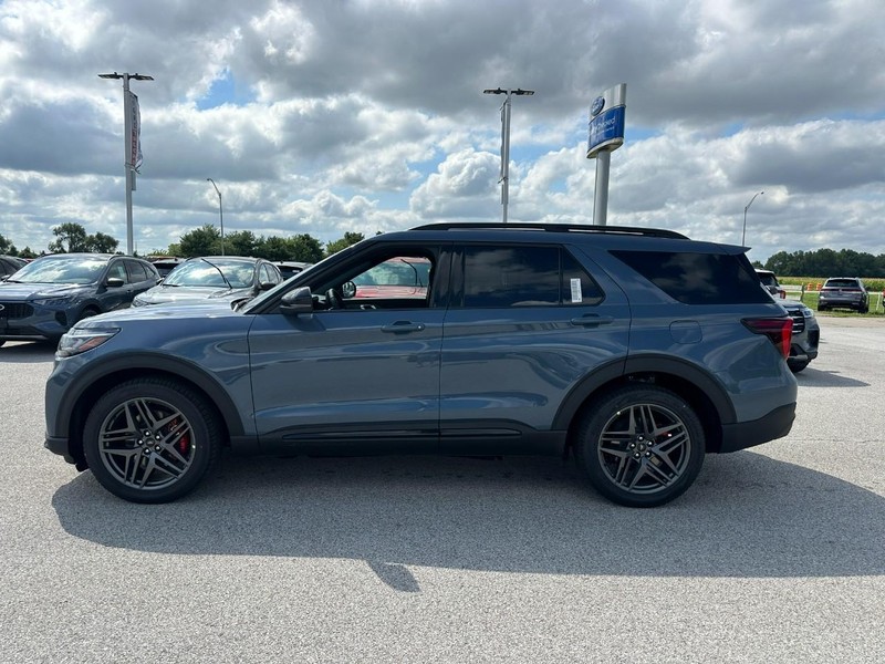 Ford Explorer Vehicle Full-screen Gallery Image 2