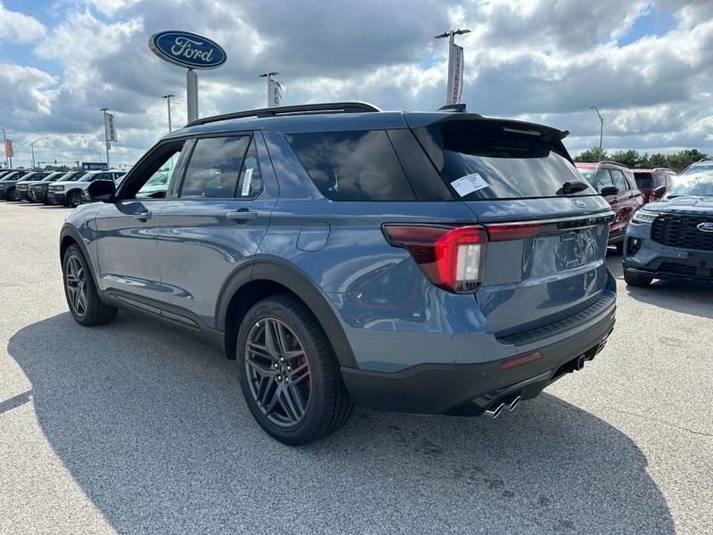 Ford Explorer Vehicle Full-screen Gallery Image 3