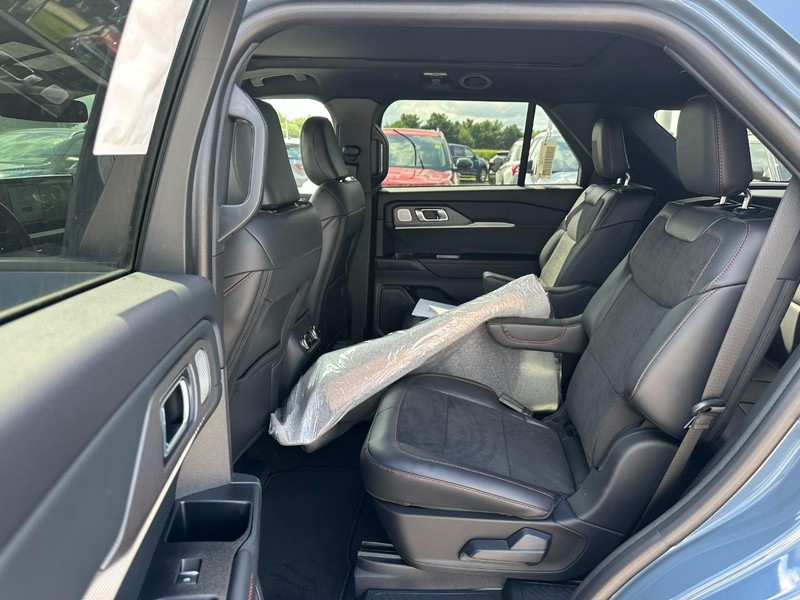 Ford Explorer Vehicle Full-screen Gallery Image 4