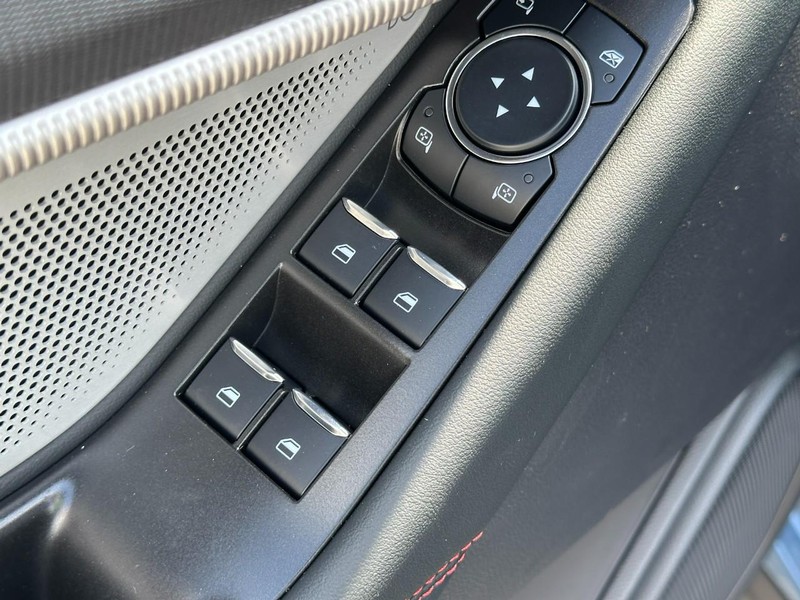 Ford Explorer Vehicle Full-screen Gallery Image 10