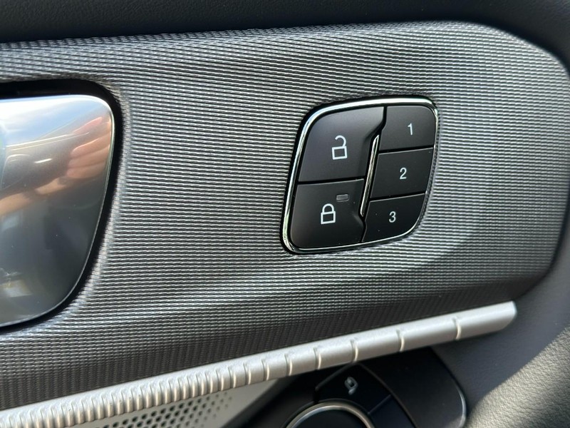 Ford Explorer Vehicle Full-screen Gallery Image 11