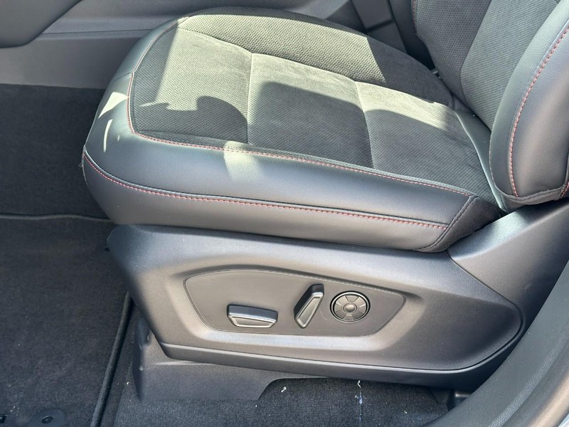 Ford Explorer Vehicle Full-screen Gallery Image 12