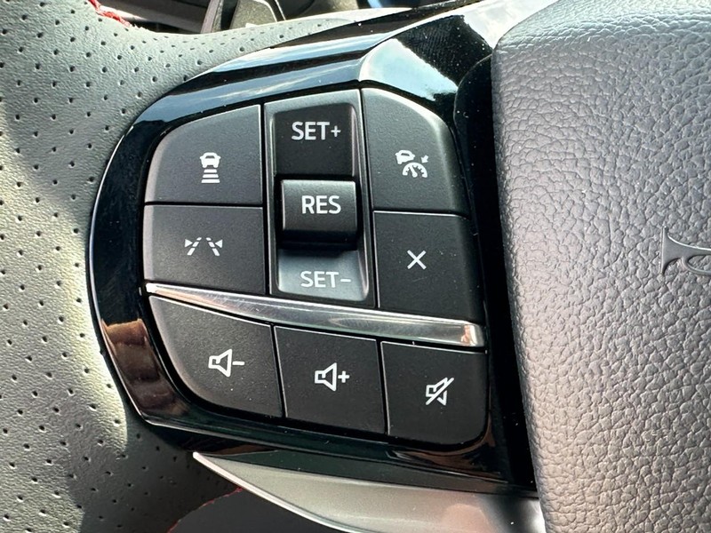 Ford Explorer Vehicle Full-screen Gallery Image 13