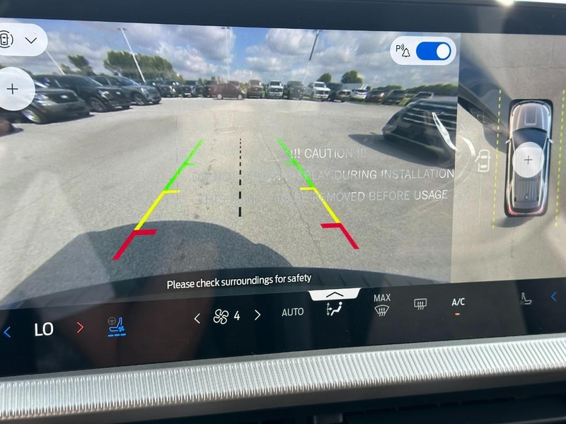 Ford Explorer Vehicle Full-screen Gallery Image 16