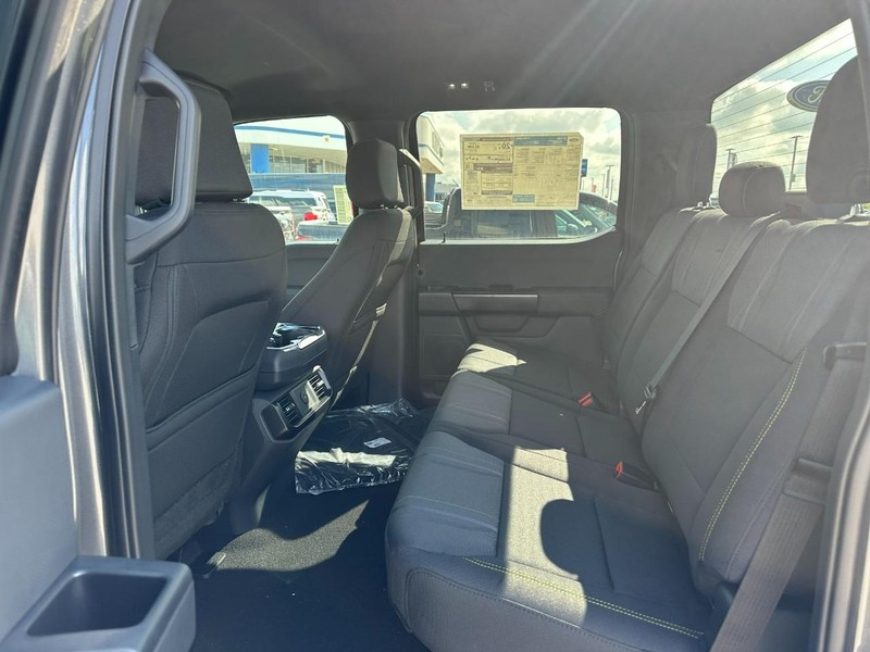 Ford F-150 Vehicle Full-screen Gallery Image 4