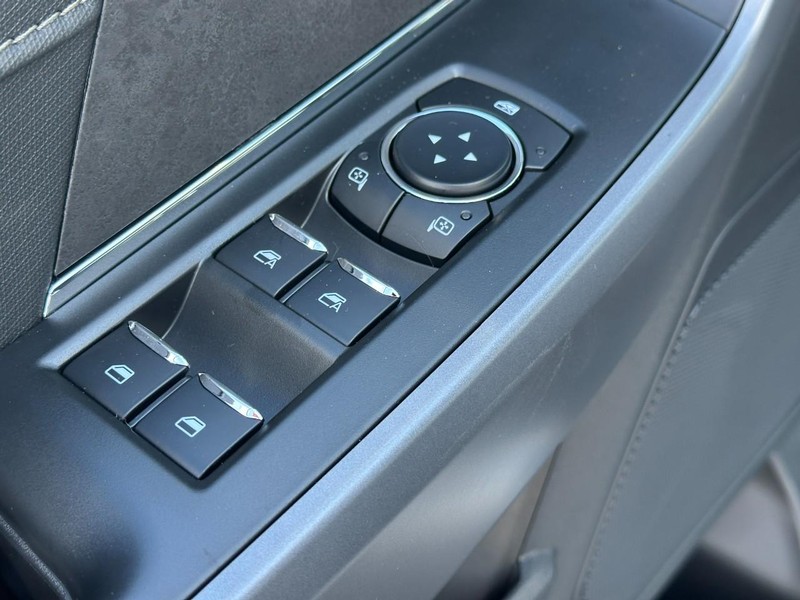 Ford F-150 Vehicle Full-screen Gallery Image 9