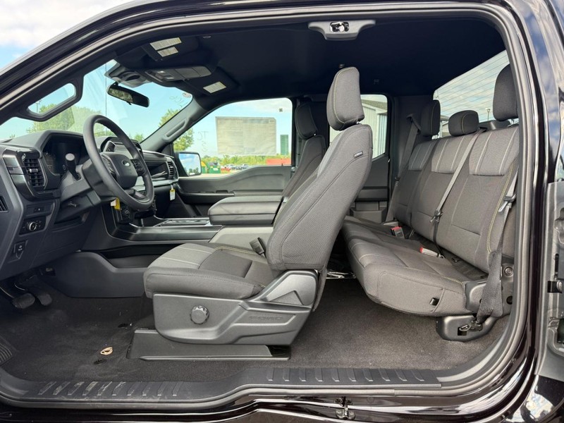 Ford F-150 Vehicle Full-screen Gallery Image 5