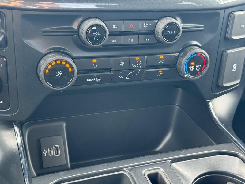 Ford F-150 Vehicle Full-screen Gallery Image 13