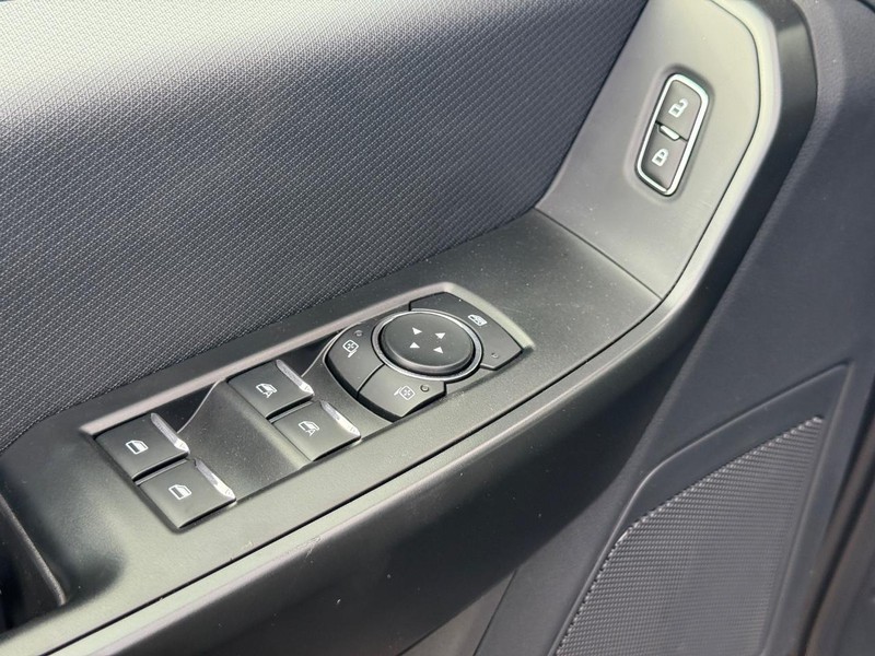 Ford F-150 Vehicle Full-screen Gallery Image 17