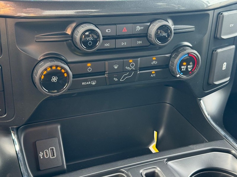 Ford F-150 Vehicle Full-screen Gallery Image 13