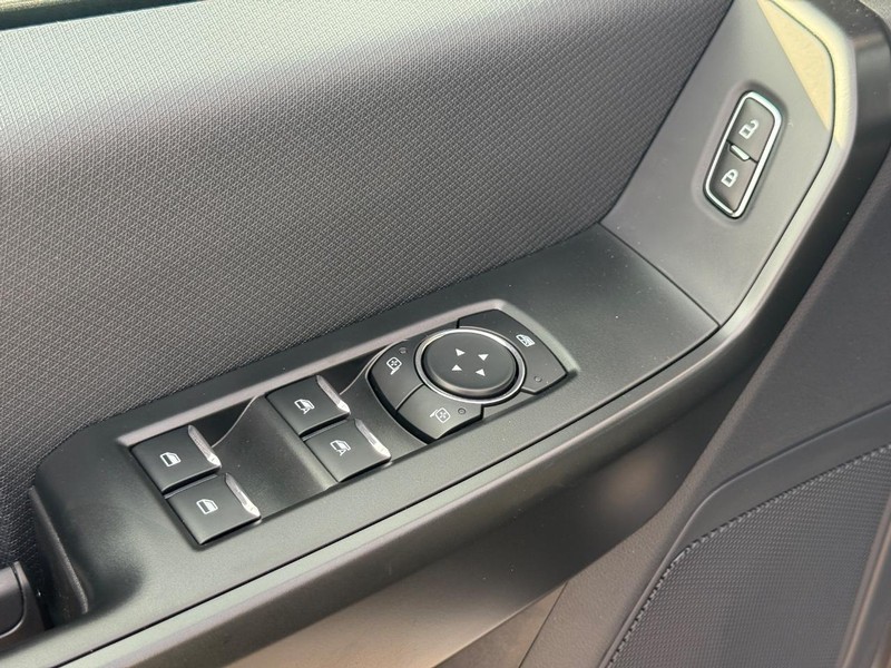 Ford F-150 Vehicle Full-screen Gallery Image 16