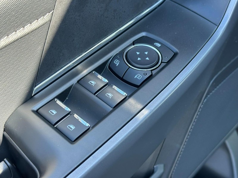 Ford F-150 Vehicle Full-screen Gallery Image 9