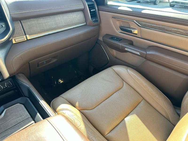 Ram 1500 Vehicle Full-screen Gallery Image 15