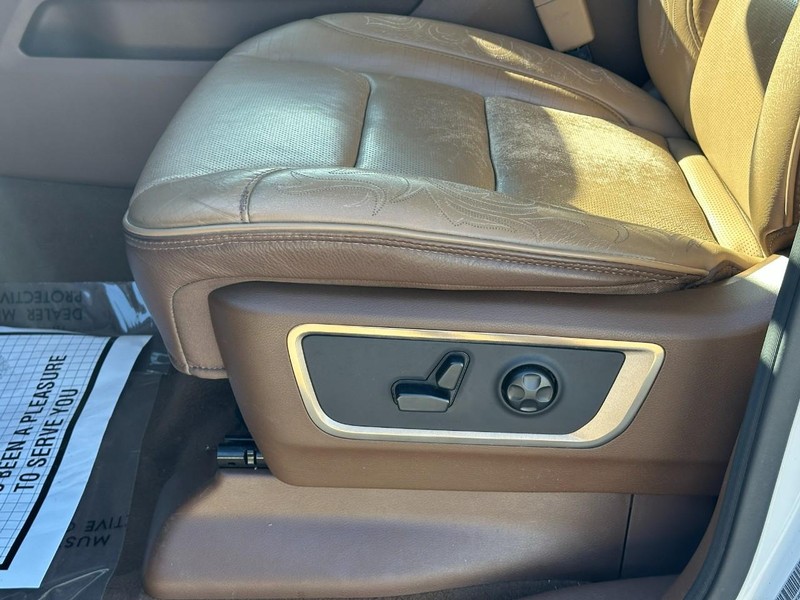 Ram 1500 Vehicle Full-screen Gallery Image 18