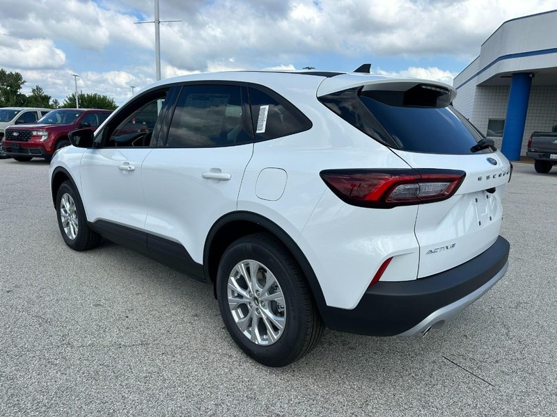 Ford Escape Vehicle Full-screen Gallery Image 3