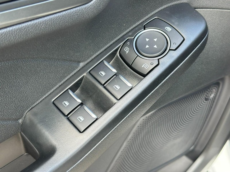 Ford Escape Vehicle Full-screen Gallery Image 9