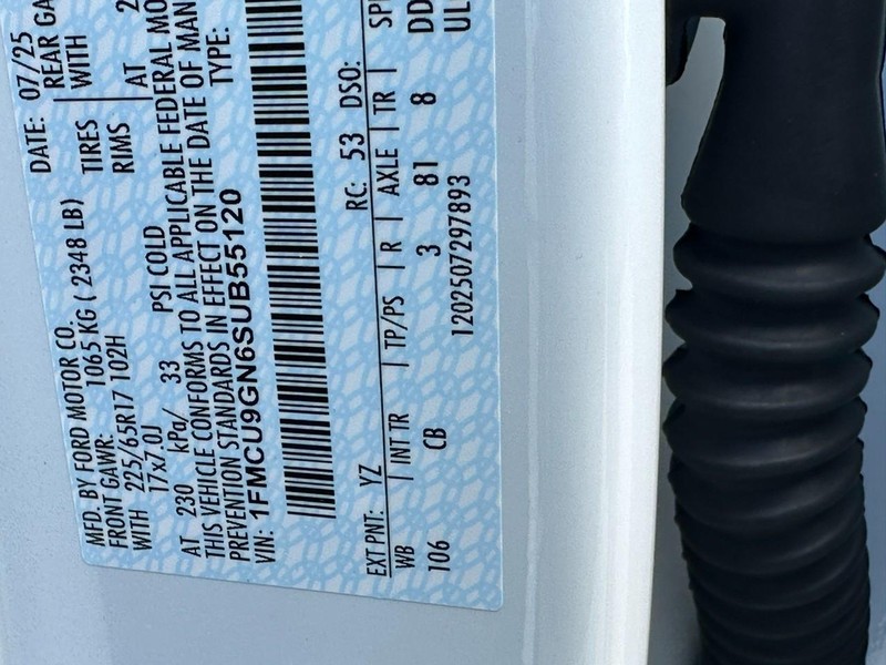 Ford Escape Vehicle Full-screen Gallery Image 16