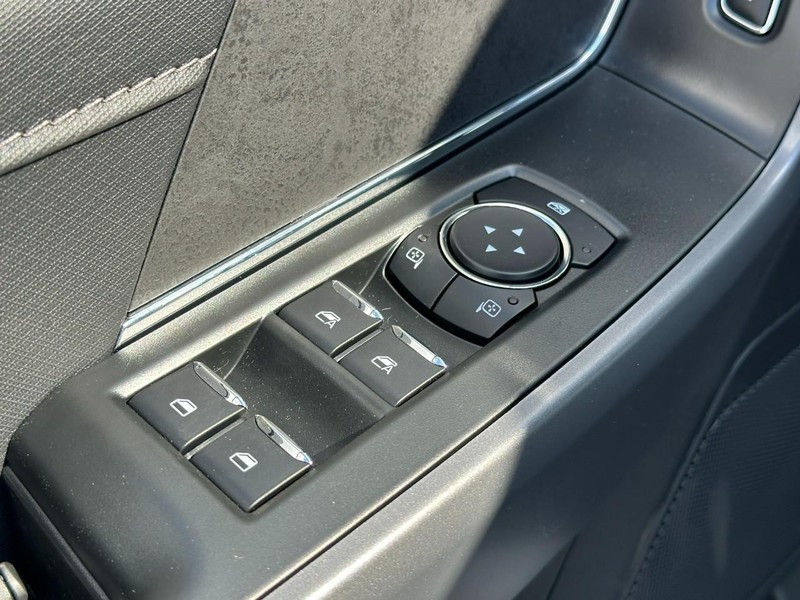 Ford F-150 Vehicle Full-screen Gallery Image 9