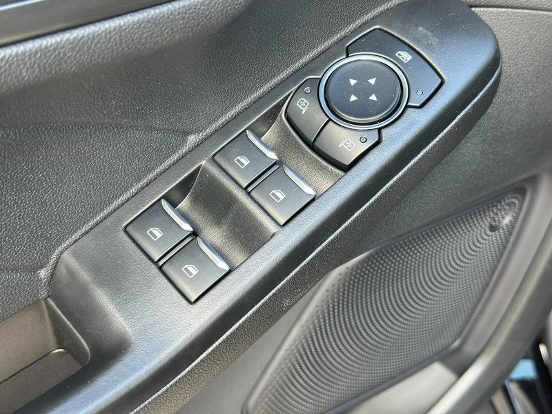 Ford Escape Vehicle Full-screen Gallery Image 10