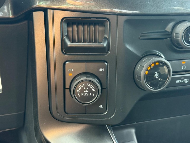 Ford F-150 Vehicle Full-screen Gallery Image 12