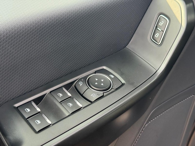 Ford F-150 Vehicle Full-screen Gallery Image 16