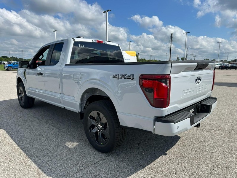 Ford F-150 Vehicle Full-screen Gallery Image 3
