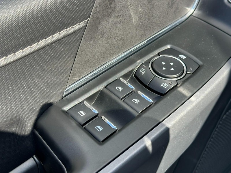 Ford F-150 Vehicle Full-screen Gallery Image 9