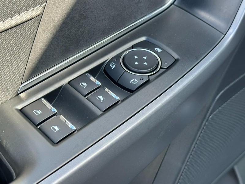 Ford F-150 Vehicle Full-screen Gallery Image 9