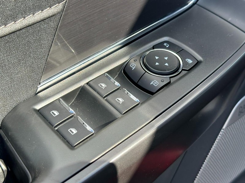 Ford F-150 Vehicle Full-screen Gallery Image 9