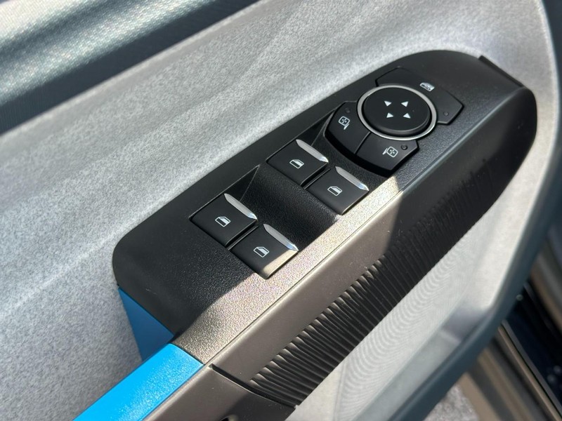 Ford Maverick Vehicle Full-screen Gallery Image 9