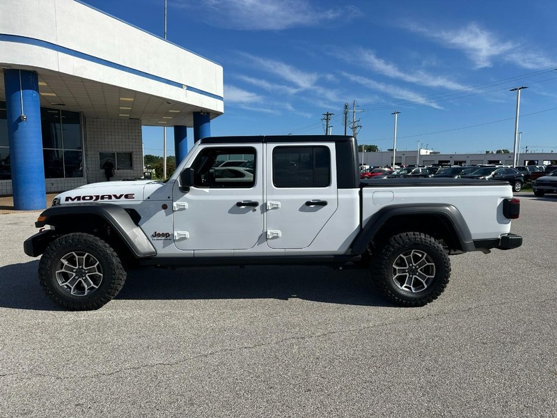 Jeep Gladiator Vehicle Full-screen Gallery Image 2