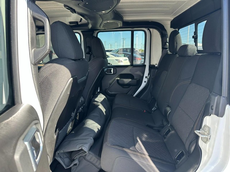 Jeep Gladiator Vehicle Full-screen Gallery Image 10