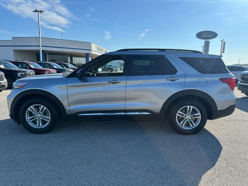 Ford Explorer Vehicle Full-screen Gallery Image 2