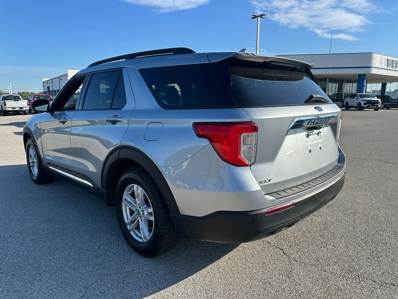 Ford Explorer Vehicle Full-screen Gallery Image 3