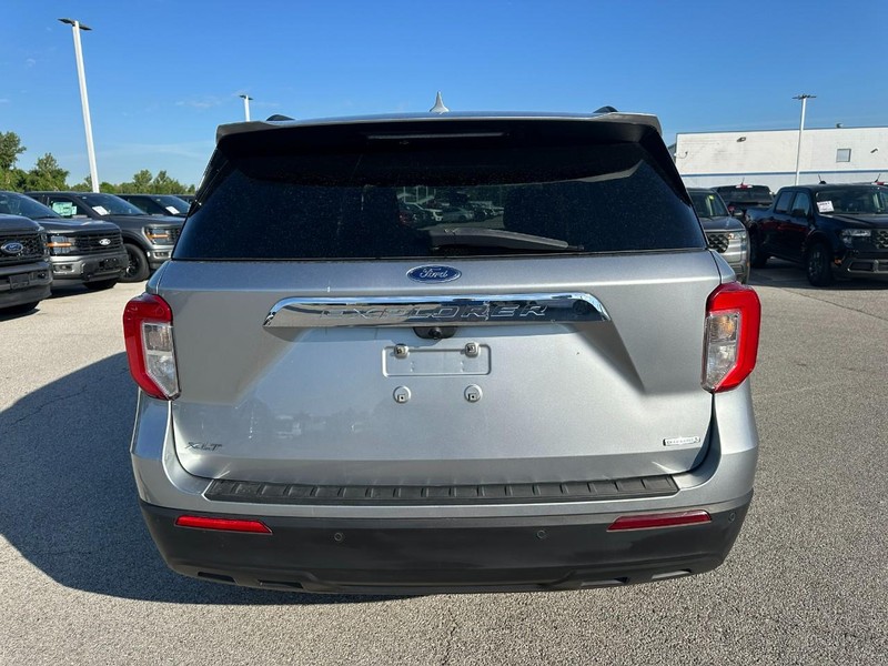 Ford Explorer Vehicle Full-screen Gallery Image 4