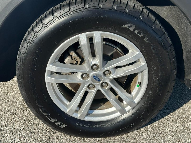 Ford Explorer Vehicle Full-screen Gallery Image 6